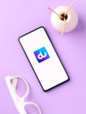 Assam, Hindistan - 04 Mayıs 2021: Telefon ekranında Du ağı logosu.