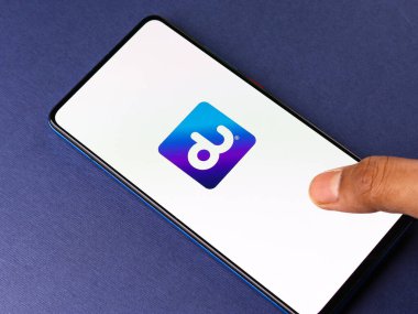Assam, Hindistan - 04 Mayıs 2021: Telefon ekranında Du ağı logosu.