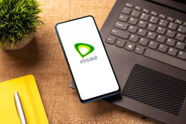 Assam, Hindistan - 04 Mayıs 2021: Telefon ekranında Etisalat logosu.