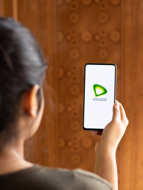 Assam, Hindistan - 04 Mayıs 2021: Telefon ekranında Etisalat logosu.