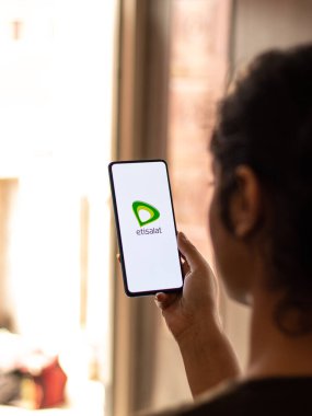 Assam, Hindistan - 04 Mayıs 2021: Telefon ekranında Etisalat logosu.