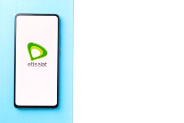 Assam, Hindistan - 04 Mayıs 2021: Telefon ekranında Etisalat logosu.