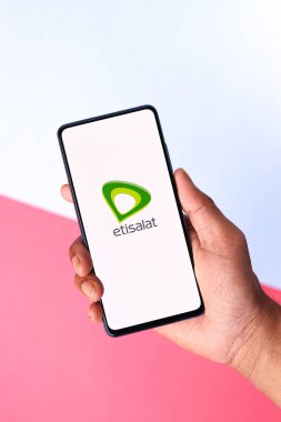 Assam, Hindistan - 04 Mayıs 2021: Telefon ekranında Etisalat logosu.