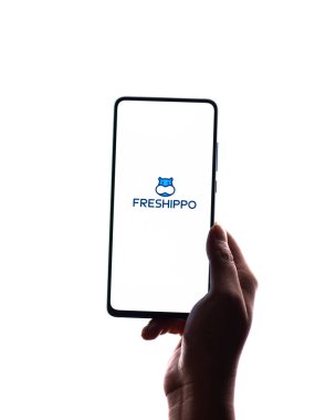 Assam, Hindistan - 04 Mayıs 2021: Telefon ekranında Freshippo logosu.