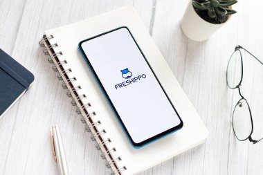 Assam, Hindistan - 04 Mayıs 2021: Telefon ekranında Freshippo logosu.