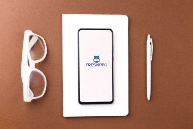 Assam, Hindistan - 04 Mayıs 2021: Telefon ekranında Freshippo logosu.