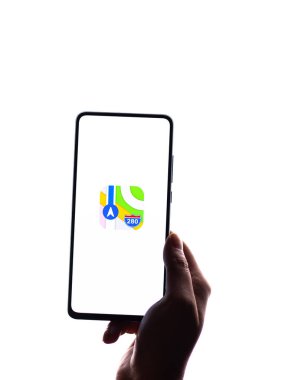 Assam, Hindistan - 04 Mayıs 2021: Telefon ekranında Apple haritası logosu.