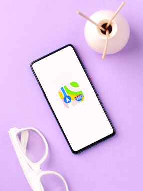 Assam, Hindistan - 04 Mayıs 2021: Telefon ekranında Apple haritası logosu.