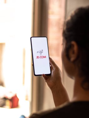 Assam, Hindistan - 04 Mayıs 2021: Telefon ekranı görüntüsünde JD.com logosu.