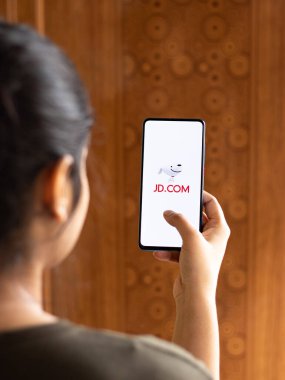 Assam, Hindistan - 04 Mayıs 2021: Telefon ekranı görüntüsünde JD.com logosu.