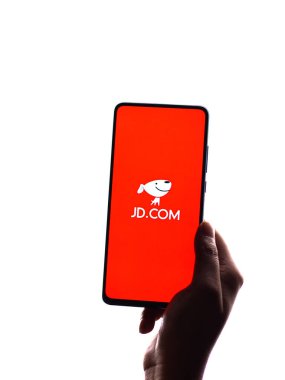 Assam, Hindistan - 04 Mayıs 2021: Telefon ekranı görüntüsünde JD.com logosu.