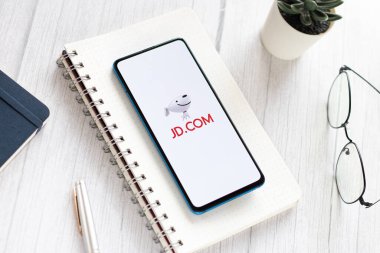 Assam, Hindistan - 04 Mayıs 2021: Telefon ekranı görüntüsünde JD.com logosu.