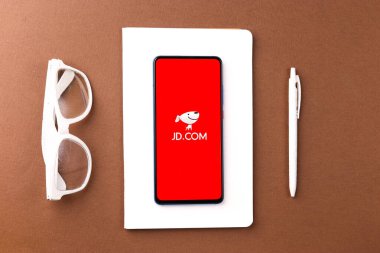 Assam, Hindistan - 04 Mayıs 2021: Telefon ekranı görüntüsünde JD.com logosu.
