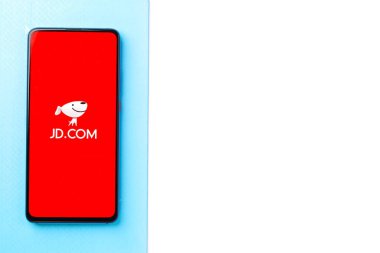 Assam, Hindistan - 04 Mayıs 2021: Telefon ekranı görüntüsünde JD.com logosu.