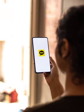 Assam, Hindistan - 04 Mayıs 2021: Telefon ekranı görüntüsünde KakaoTalk logosu.