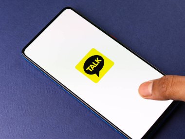 Assam, Hindistan - 04 Mayıs 2021: Telefon ekranı görüntüsünde KakaoTalk logosu.