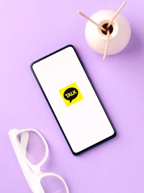Assam, Hindistan - 04 Mayıs 2021: Telefon ekranı görüntüsünde KakaoTalk logosu.