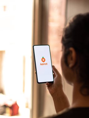Assam, Hindistan - 04 Mayıs 2021: Telefon ekranında Karrot logosu.