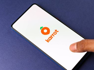 Assam, Hindistan - 04 Mayıs 2021: Telefon ekranında Karrot logosu.