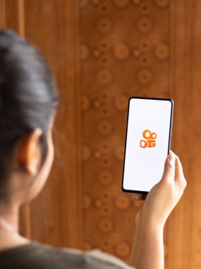 Assam, Hindistan - 04 Mayıs 2021: Telefon ekranında Kuaishou logosu.