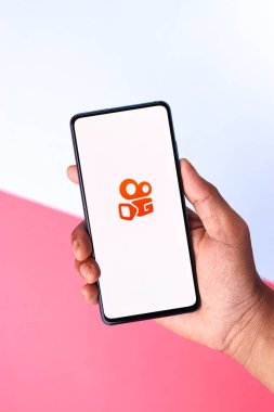 Assam, Hindistan - 04 Mayıs 2021: Telefon ekranında Kuaishou logosu.