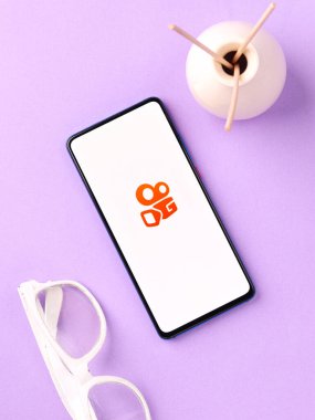 Assam, Hindistan - 04 Mayıs 2021: Telefon ekranında Kuaishou logosu.