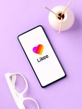 Assam, Hindistan - 04 Mayıs 2021: Telefon ekranındaki uygulama logosu gibi.