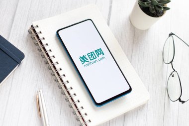 Assam, Hindistan - 04 Mayıs 2021: Meituan logosu telefon ekranı görüntüsü.