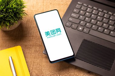 Assam, Hindistan - 04 Mayıs 2021: Meituan logosu telefon ekranı görüntüsü.