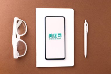 Assam, Hindistan - 04 Mayıs 2021: Meituan logosu telefon ekranı görüntüsü.
