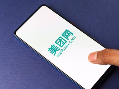Assam, Hindistan - 04 Mayıs 2021: Meituan logosu telefon ekranı görüntüsü.
