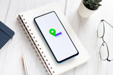 Assam, Hindistan - 04 Mayıs 2021: Telefon ekranındaki harita logosu.