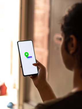 Assam, Hindistan - 04 Mayıs 2021: Telefon ekranındaki harita logosu.