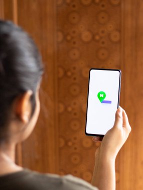 Assam, Hindistan - 04 Mayıs 2021: Telefon ekranındaki harita logosu.