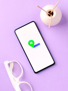 Assam, Hindistan - 04 Mayıs 2021: Telefon ekranındaki harita logosu.