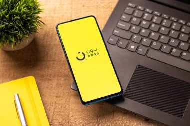 Assam, Hindistan - 04 Mayıs 2021: Telefon ekranında öğlen logosu.