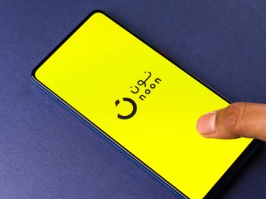 Assam, Hindistan - 04 Mayıs 2021: Telefon ekranında öğlen logosu.