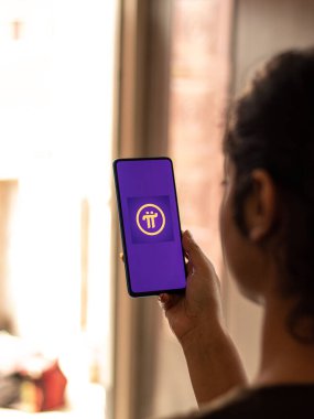 Assam, Hindistan - 04 Mayıs 2021: Pi Ağı telefon ekranı görüntüsü.