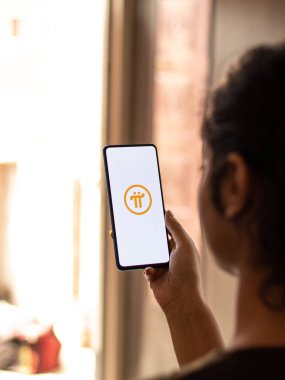 Assam, Hindistan - 04 Mayıs 2021: Pi Ağı telefon ekranı görüntüsü.