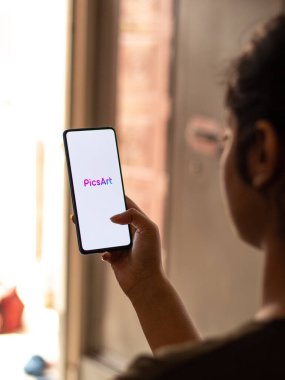 Assam, Hindistan - 04 Mayıs 2021: Picsart telefon ekranı görüntüsü.
