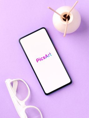 Assam, Hindistan - 04 Mayıs 2021: Picsart telefon ekranı görüntüsü.