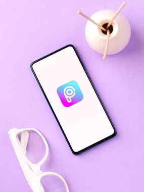 Assam, Hindistan - 04 Mayıs 2021: Picsart telefon ekranı görüntüsü.