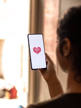 Assam, Hindistan - 04 Mayıs 2021: Telefon ekranında Pinduoduo logosu.