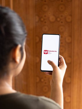Assam, Hindistan - 04 Mayıs 2021: Telefon ekranında Pinduoduo logosu.