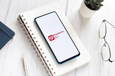 Assam, Hindistan - 04 Mayıs 2021: Telefon ekranında Pinduoduo logosu.