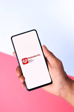 Assam, Hindistan - 04 Mayıs 2021: Telefon ekranında Pinduoduo logosu.