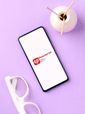 Assam, Hindistan - 04 Mayıs 2021: Telefon ekranında Pinduoduo logosu.