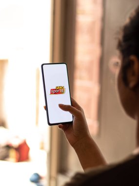 Assam, Hindistan - 04 Mayıs 2021: Telefon ekranı görüntüsünde PTV Spor logosu.