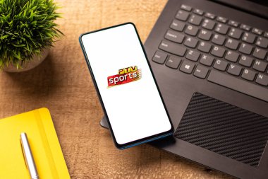 Assam, Hindistan - 04 Mayıs 2021: Telefon ekranı görüntüsünde PTV Spor logosu.