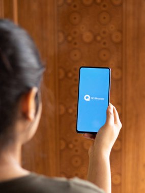 Assam, Hindistan - 04 Mayıs 2021: Telefon ekranı görüntüsünde QQ tarayıcı logosu.